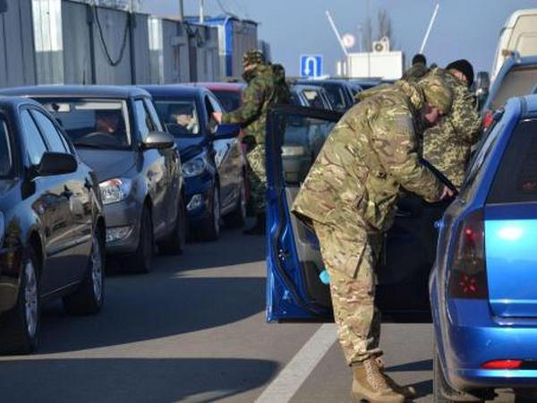 Через КПВВ «Марьинка» пытаются перевозить контрабанду и предлагают пограничникам взятки