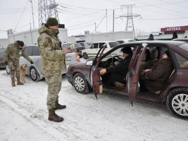 На КПВВ «Марьинка» пограничники не пропустили в «ДНР» мужчину с георгиевской лентой