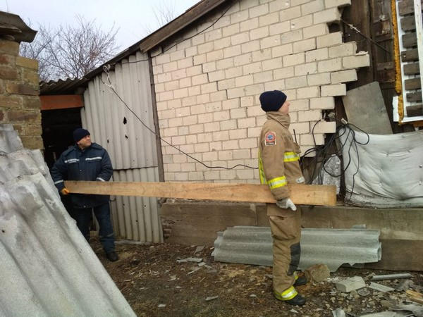 В Марьинке и Красногоровке продолжают восстанавливать разрушенное жилье