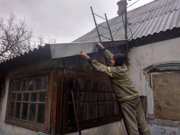 Спасатели показали, как восстанавливают разрушенные дома в Марьинке и Красногоровке