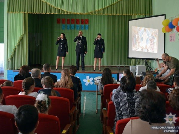 Школьникам из Красногоровки полицейские подарили Пасхальный праздник