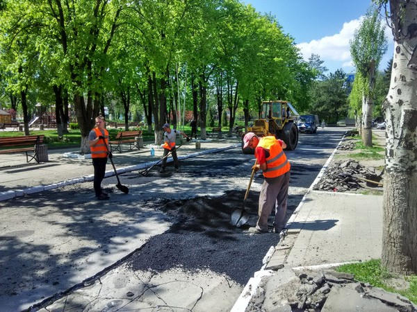 Как в Курахово ремонтируют дороги