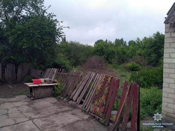 В Марьинском районе мужчина убил своего гостя, а его труп закопал в огороде
