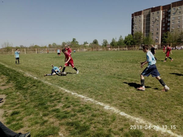 Футболисты из Угледара на своем поле разгромили команду из Мирнограда