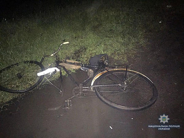 В Марьинском районе грузовик сбил велосипедиста