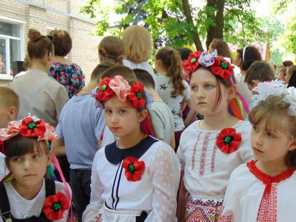 Как в прифронтовой Марьинке отметили День вышиванки