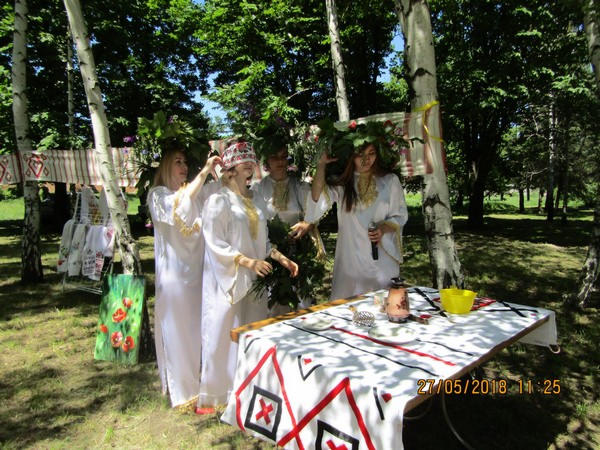 В Марьинке колоритно отметили Троицу