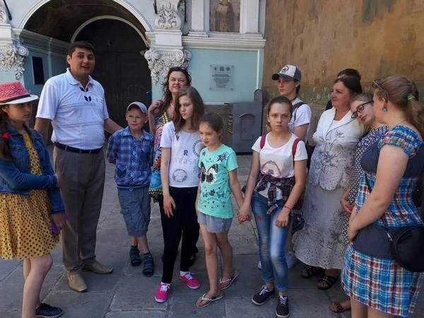 Дети из прифронтовой Красногоровки представили свои рисунки в Киеве