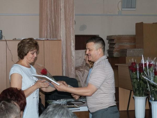 Медиков Марьинского района поздравили с профессиональным праздником