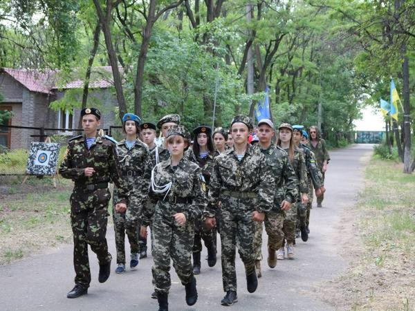 На берегу Кураховского водохранилища открылся военно-патриотический лагерь