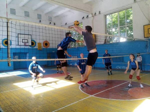 Кураховские спортсмены выиграли открытый турнир по волейболу в Марьинке