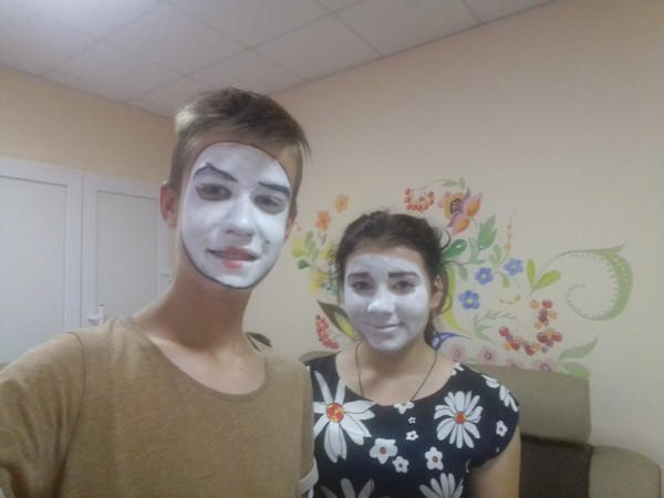 В прифронтовой Марьинке проводятся уроки школы мимов