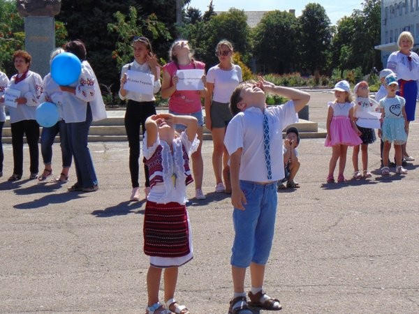 В прифронтовой Марьинке прошел патриотический флешмоб