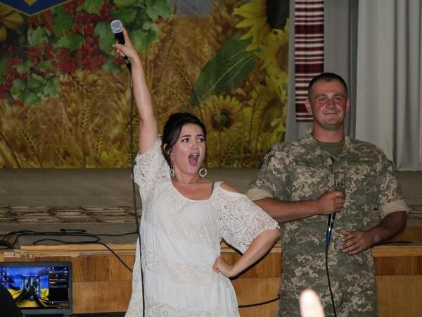 Оля Цибульская выступила в прифронтовой Марьинке