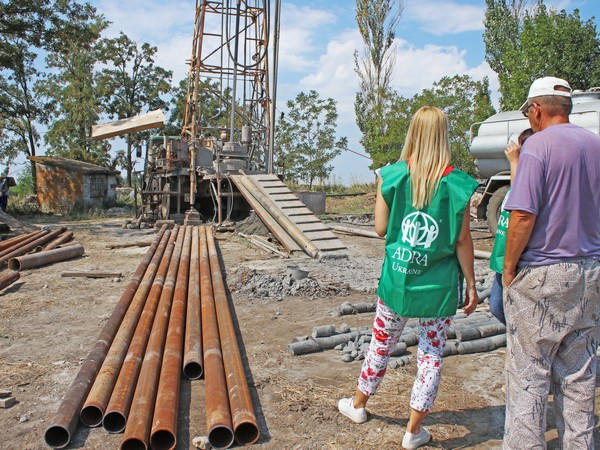 Чтобы обеспечить водой жителей прифронтового села в Марьинском районе, начали бурить скважину