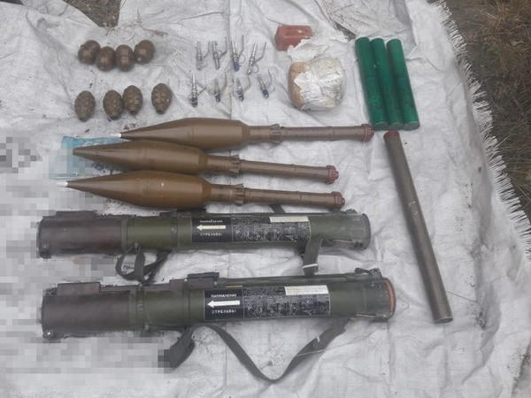 Боевик «ДНР» обустроил тайник с оружием и взрывчаткой в Красногоровке