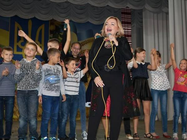 Оксана Билозир выступила с концертом в прифронтовой Марьинке