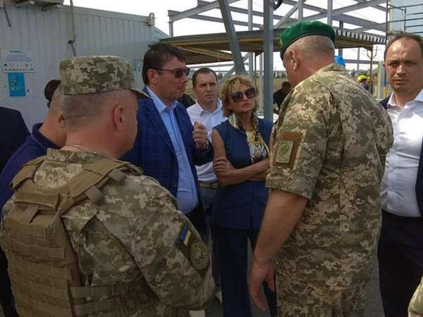 Юрий Луценко проинспектировал КПВВ «Марьинка»