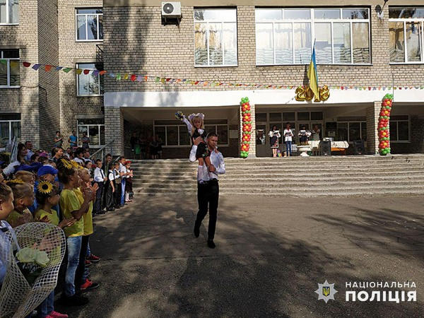 В школах прифронтовой Марьинки прозвенел первый звонок