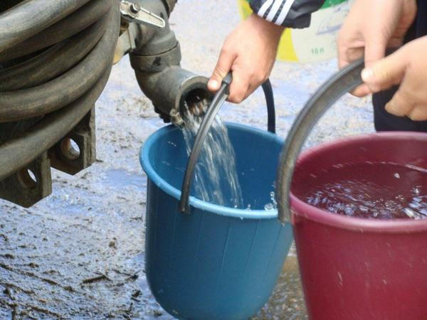 В Угледаре, который остался без водоснабжения, начали подвоз воды