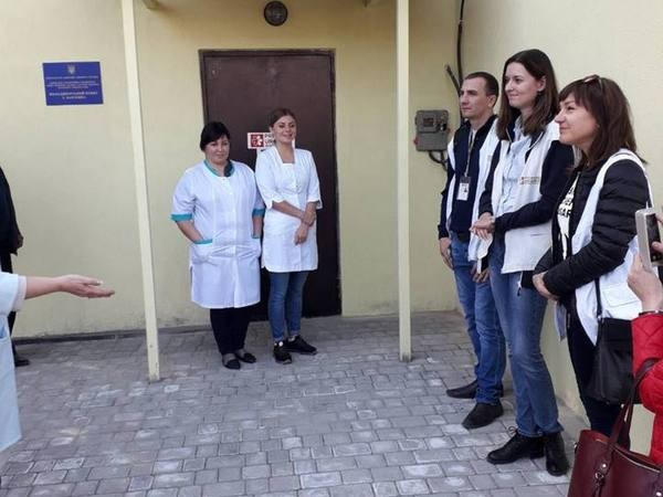 В прифронтовом селе Марьинского района восстановили разрушенный войной фельдшерский пункт