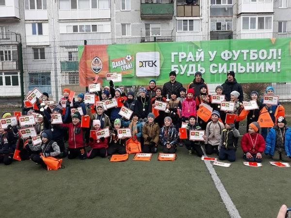 В Курахово состоялся осенний футбольный турнир «Давай играй!»