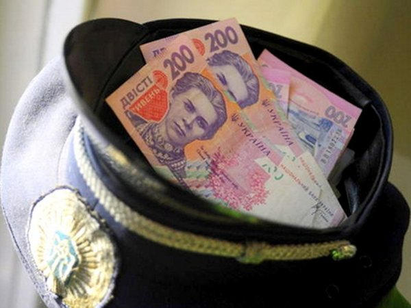 Жительница Марьинского района пыталась купить у полицейского «крышу» для своего нелегального бизнеса