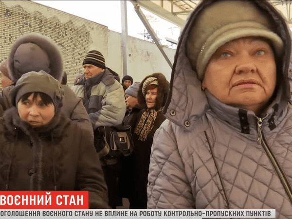 Как люди, пересекающие КПВВ «Марьинка», реагируют на введение военного положения в Украине