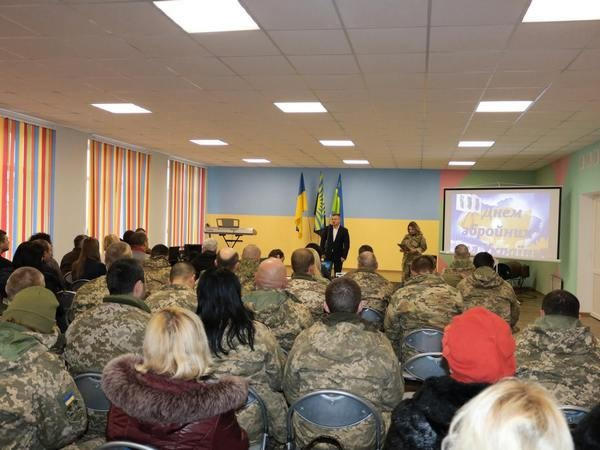 Как в прифронтовой Марьинке отметили День Вооруженных сил Украины