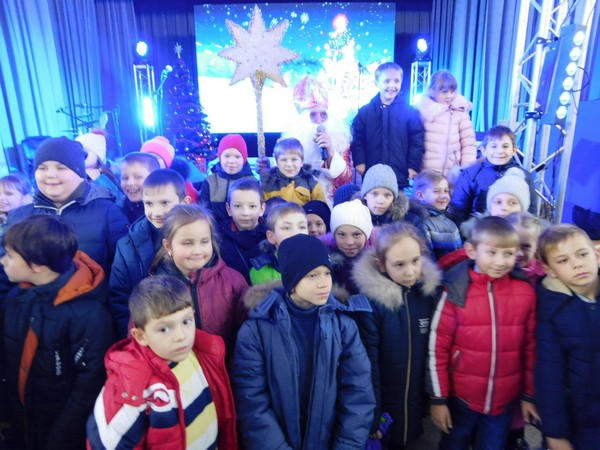 В Курахово для детей из Марьинского района организовали масштабное новогоднее представление