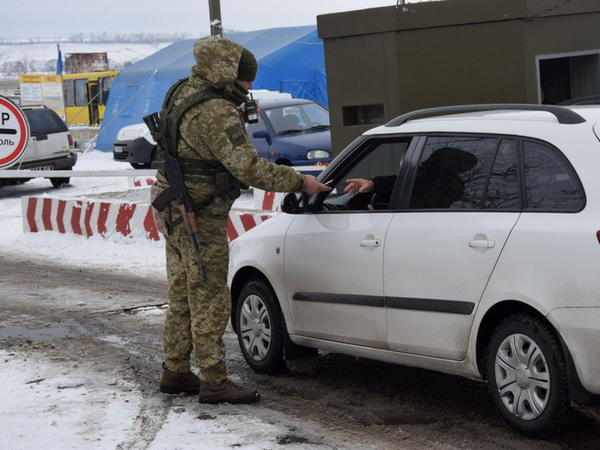 Пограничники изъяли товары, которые пытались нелегально перевезти через КПВВ «Марьинка»