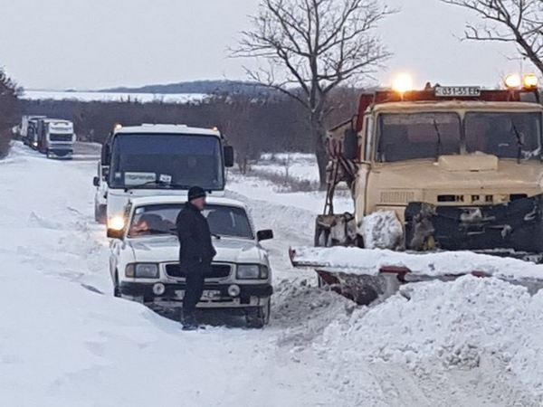 Спасатели продолжают вытаскивать автомобили, которые застряли на заснеженных дорогах Марьинского района