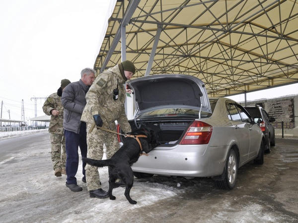 Пограничники не позволили нелегально провезти товары через КПВВ «Марьинка»