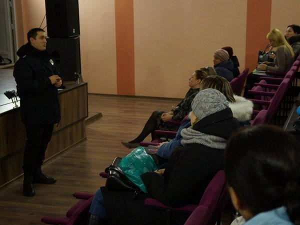 В Угледаре полицейские принимают участие в школьных родительских собраниях