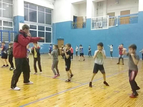 Владислав Гида дал мастер-класс по кикбоксингу в Курахово
