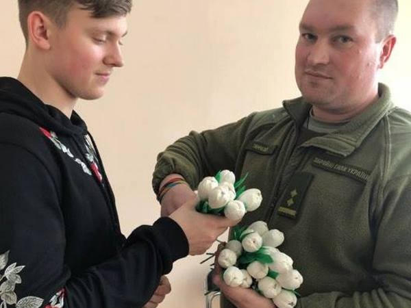 Угледарские школьники приготовили поздравления для женщин, которые защищают Украину