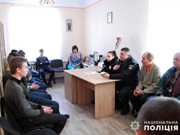 В Курахово, чтобы решить конфликт между учениками и учителем, пришлось привлекать полицию