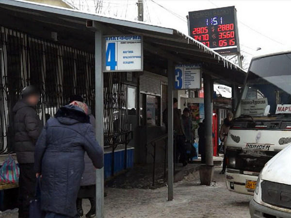 В Курахово женщина использовала свою дочь для попрошайничества