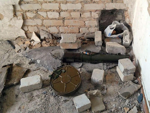 В ходе отработки Красногоровки обнаружен схрон с опасными боеприпасами
