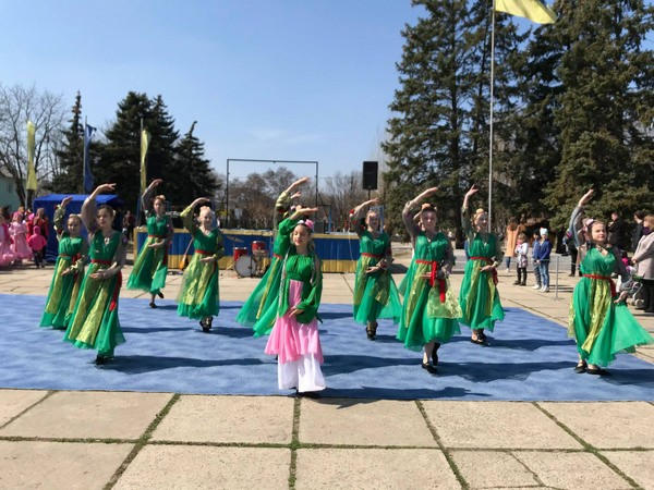 Жителям Курахово подарили яркий весенний концерт