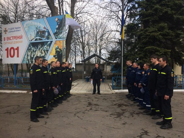 В Марьинском районе спасатели почтили память погибшего коллеги