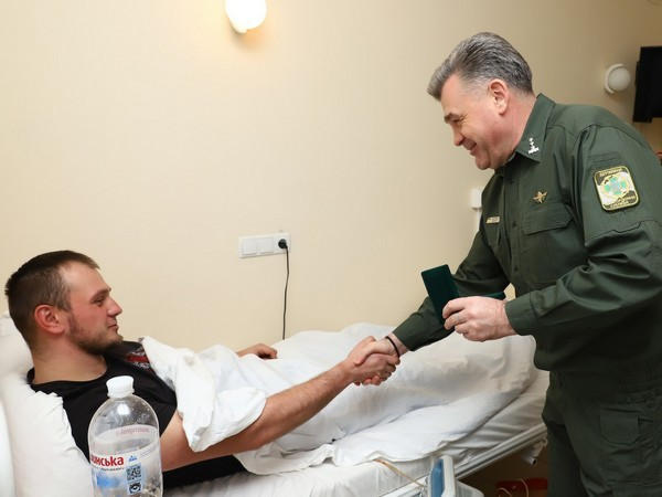 Раненому на КПВВ «Марьинка» пограничнику вручили награду
