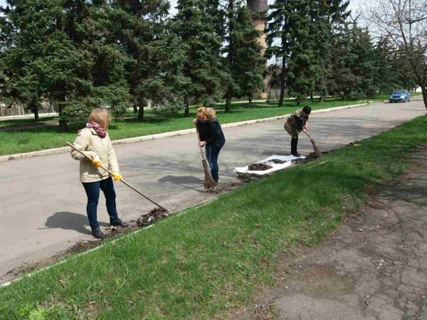 В прифронтовой Марьинке прошел масштабный городской субботник