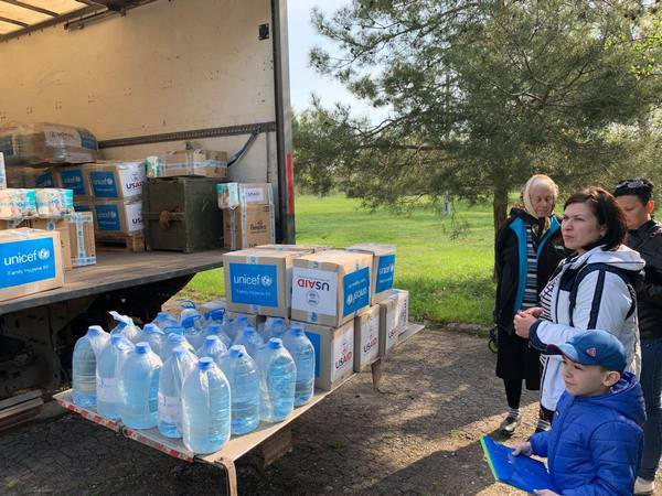 Жителям Марьинского района раздали гигиенические наборы и питьевую воду
