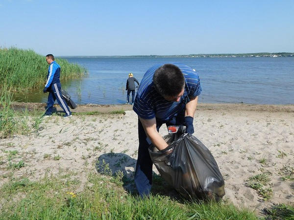 На берегу Кураховского водохранилища собрали около двух кубометров мусора