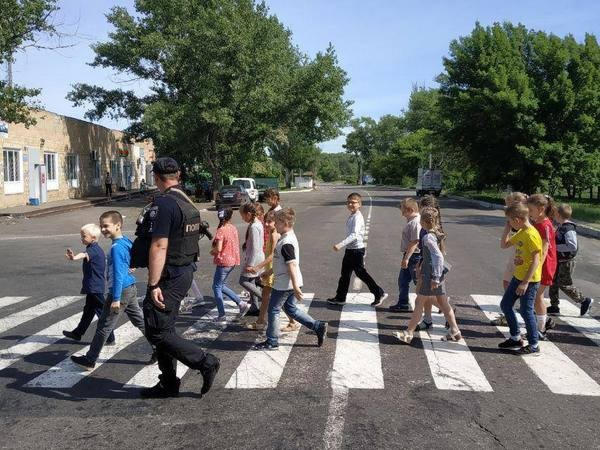 Полицейские напомнили школьникам Марьинского района правила дорожного движения