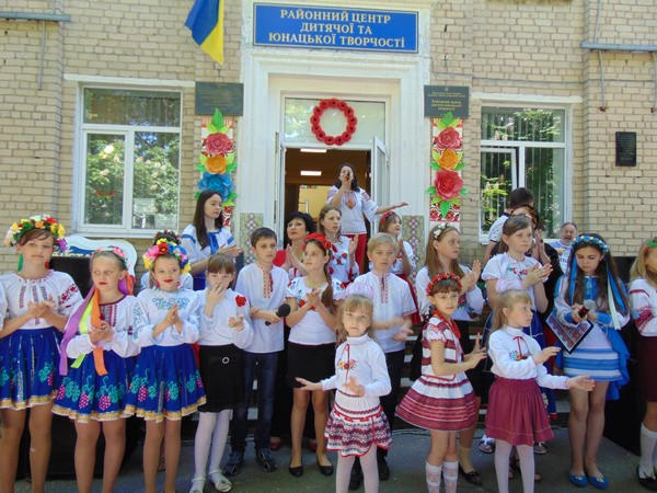 В прифронтовой Марьинке состоялся традиционный праздник вышиванки