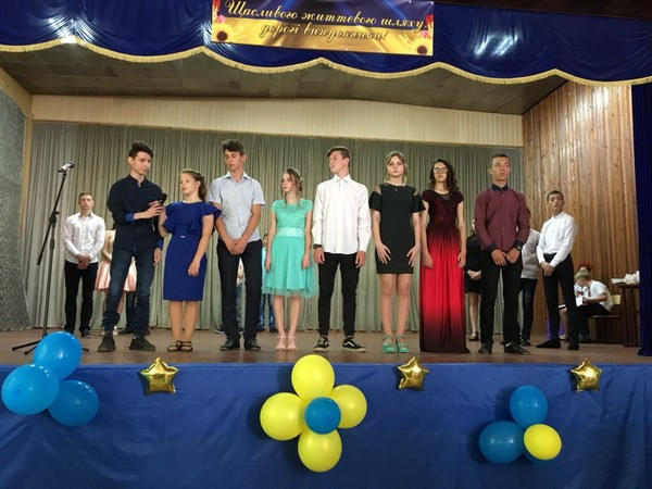 Школьникам прифронтовой Марьинки торжественно вручили свидетельства об образовании