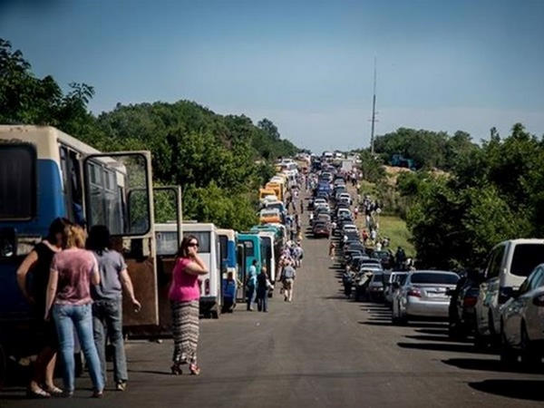 Люди, пересекающие КПВВ, жалуются на огромные очереди, искусственно созданные боевиками «ДНР»