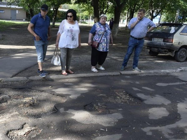 Мэр Угледара проинспектировал, как продвигается благоустройство города